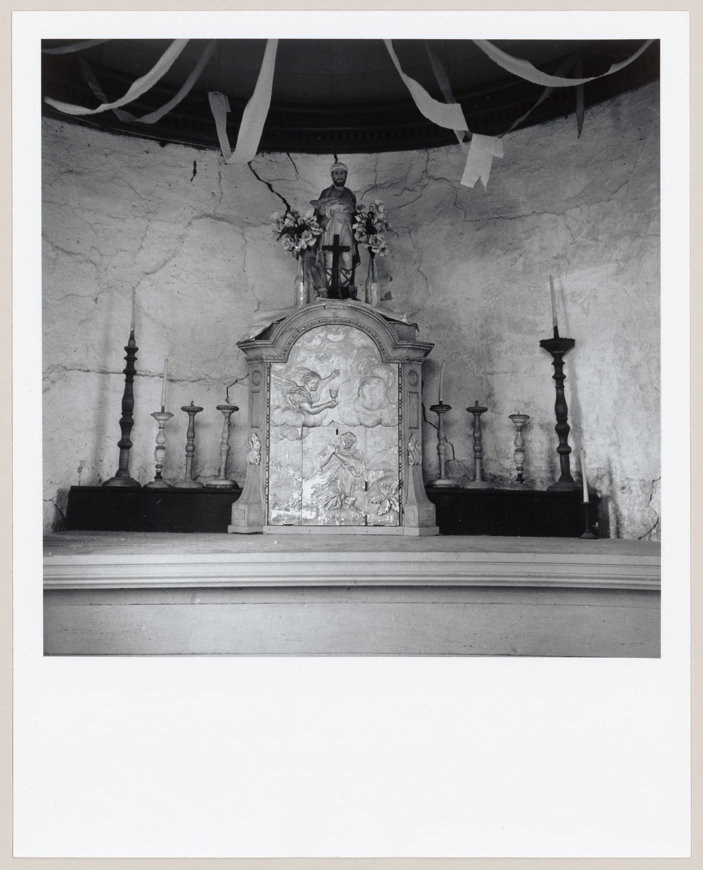 Tabernacle sculpté par Pierre-Noël Levasseur, intérieur de la chapelle de procession dédiée à Saint-Isidore, L'Isle-aux-Coudres, Charlevoix, Québec