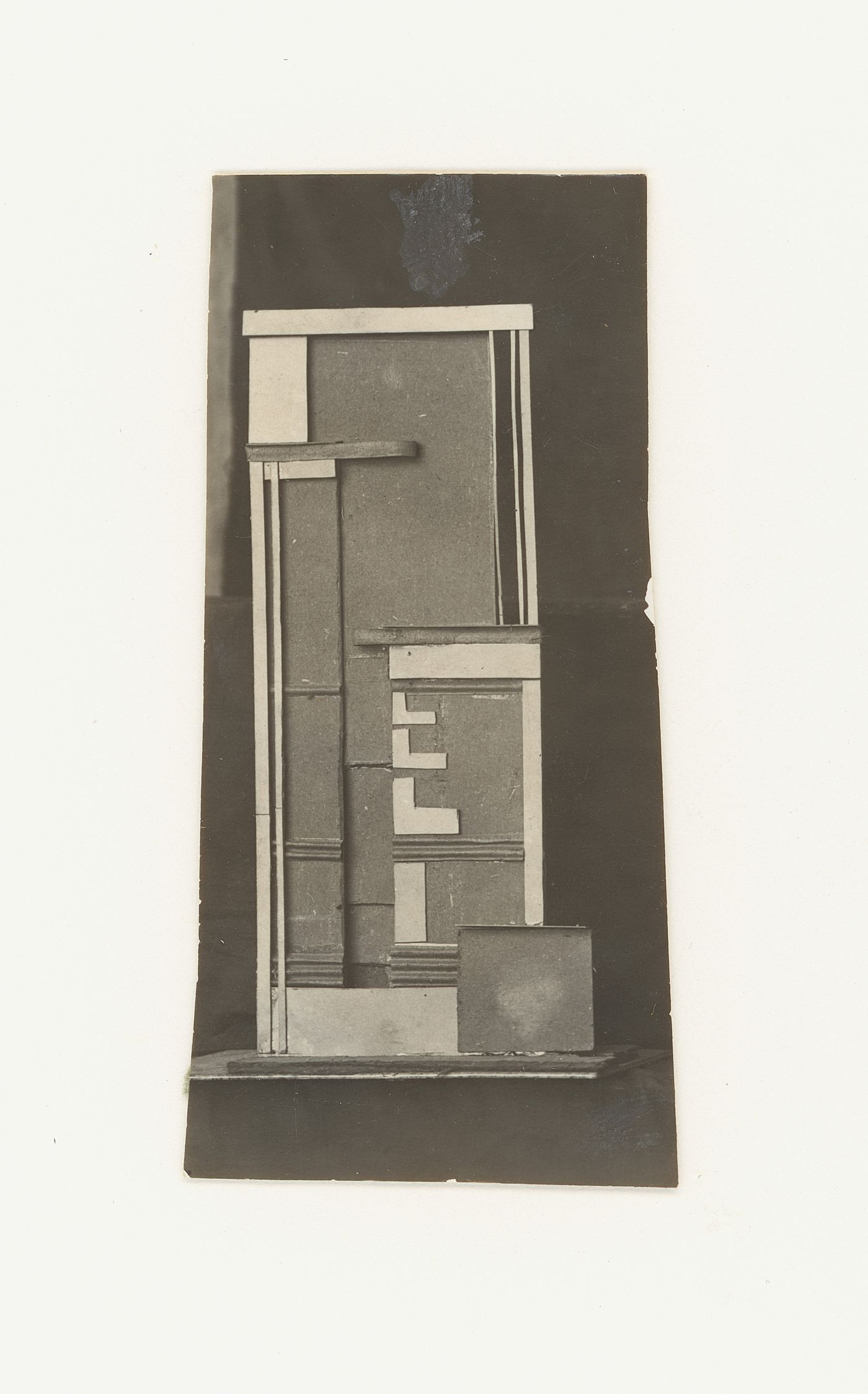 Photograph of a student model on the topic "Construction of Frontal Surface Based on Vertical, Horizontal and Inclined Combination of Two or More Rhythmical Rows" for the "Space" course at the Vkhutemas, Moscow