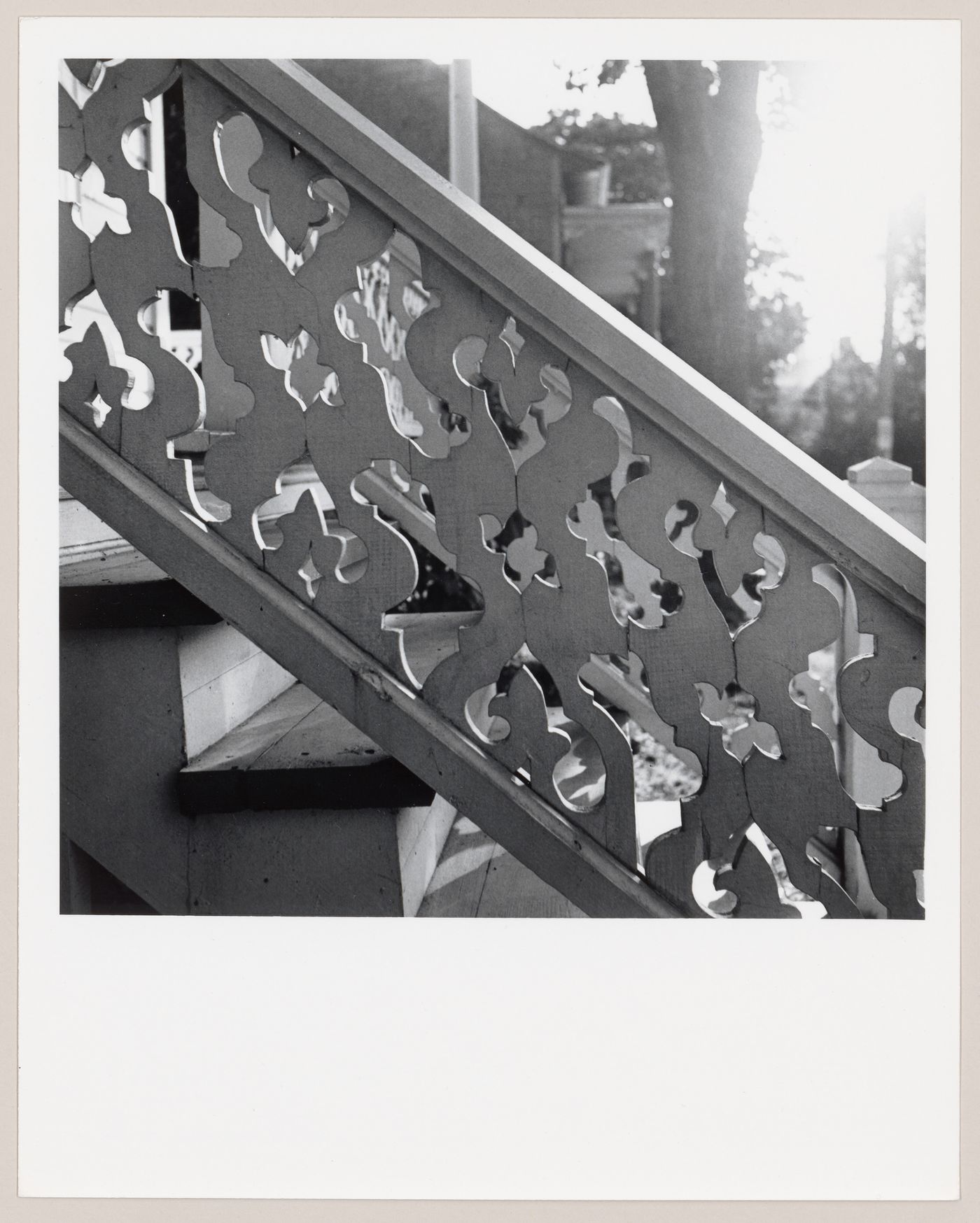 Détail des motifs d'une rampe d'escalier en bois, région de L'Islet-sur-Mer, Québec