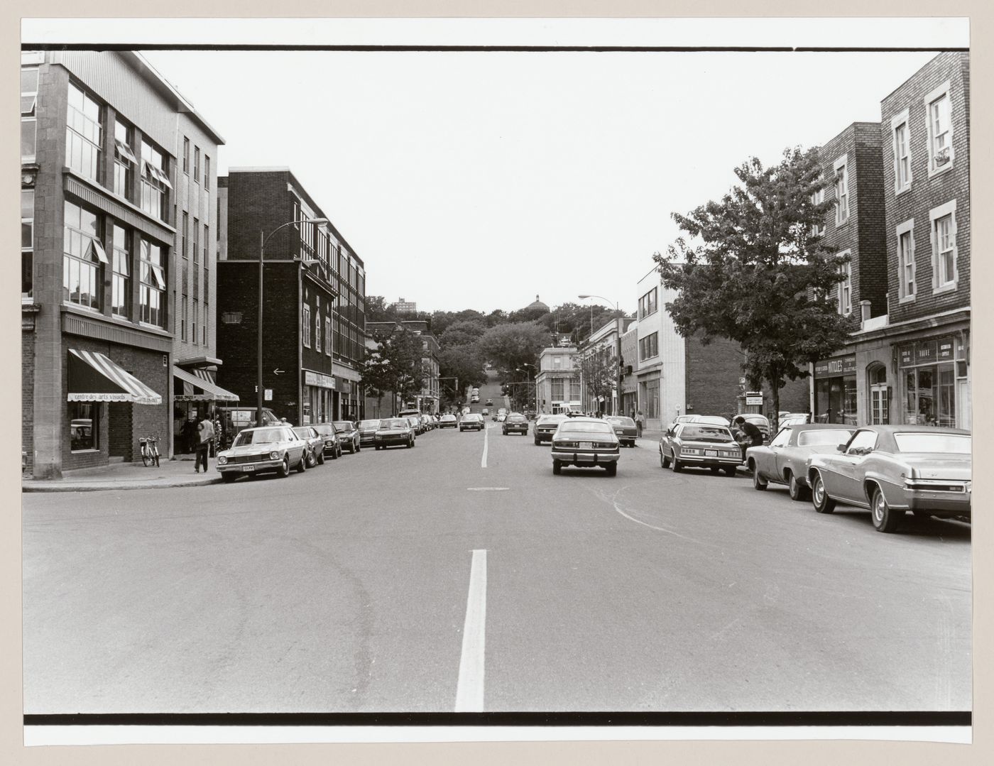 View of Victoria Avenue showing stores, Westmount, Québec