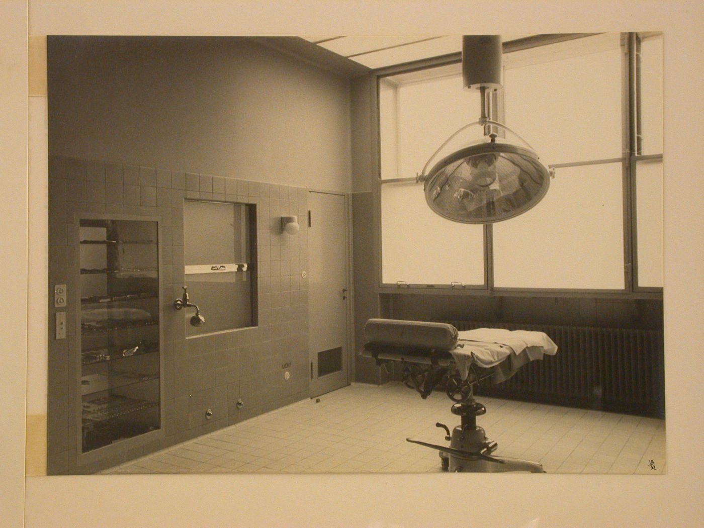 Interior view of an operating room in the Rothschildsches Krankenhaus [hospital] showing an operating table and a lamp, Frankfurt am Main, Germany