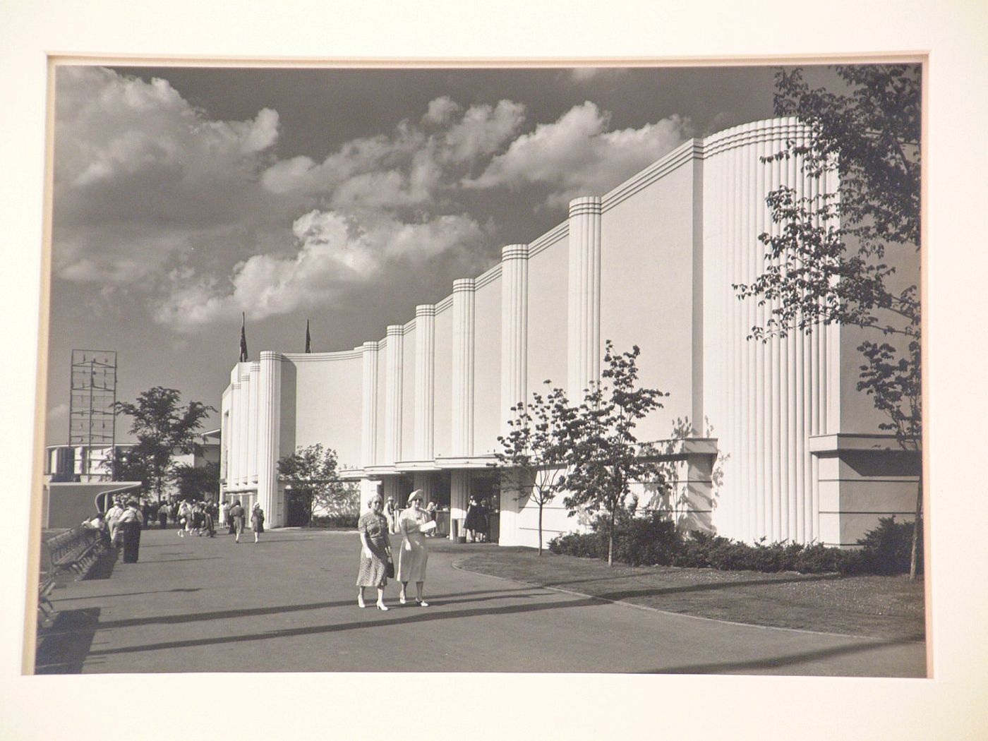 New York World's Fair (1939-1940): Two women passing by pavilion