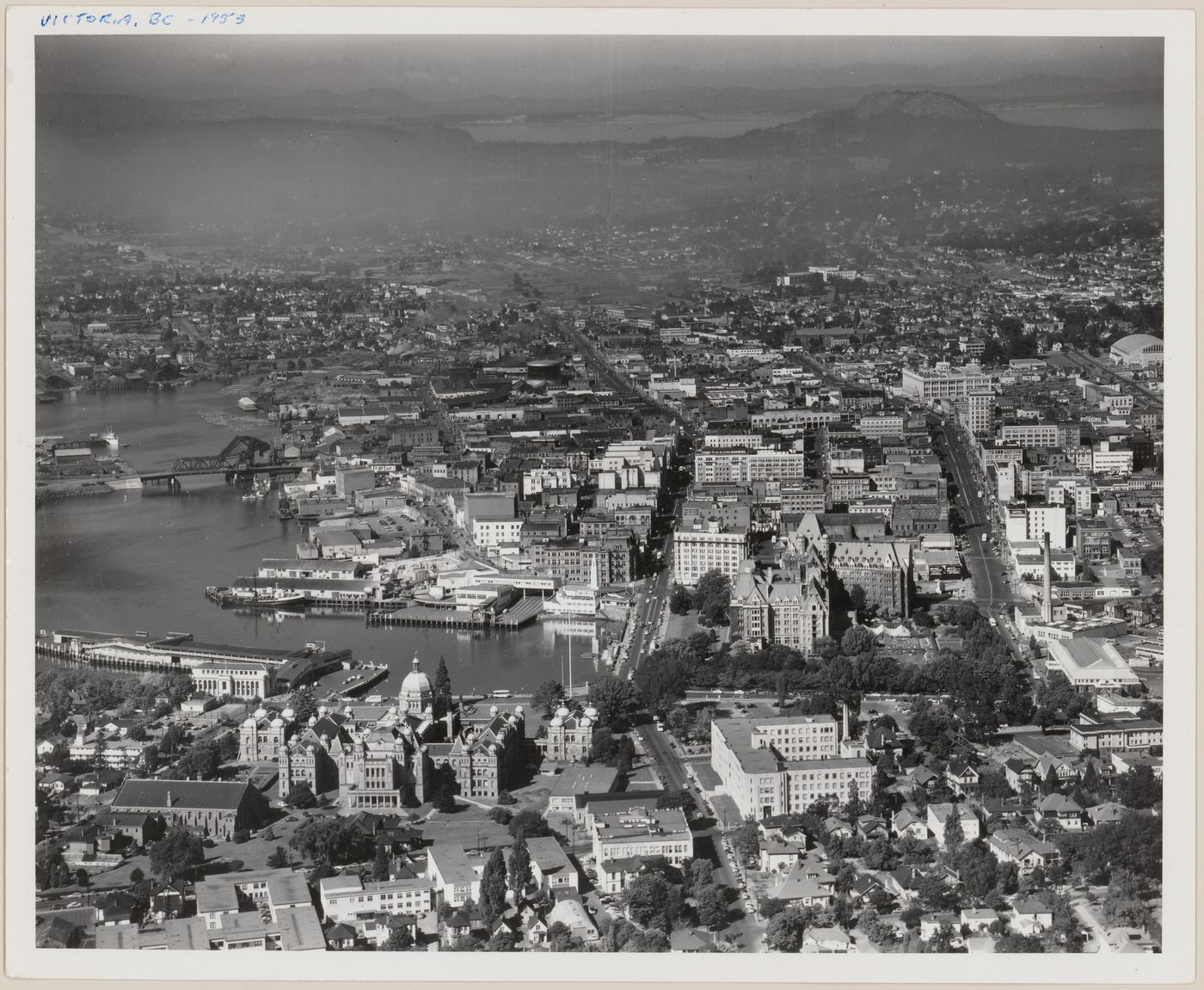 British Columbia : Victoria with B.C. Legislative Building in foreground