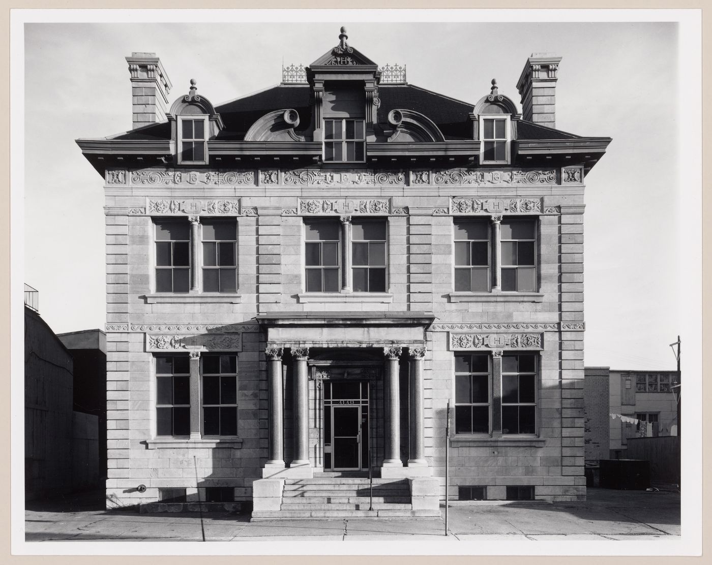 View of the principal façade of CLSC Hochelaga-Maisonneuve (formerly the Bureau de poste d'Hochelaga, then a residence for nuns, now Villa de Maisonneuve), 3130 rue Sainte-Catherine Est, Montréal, Québec