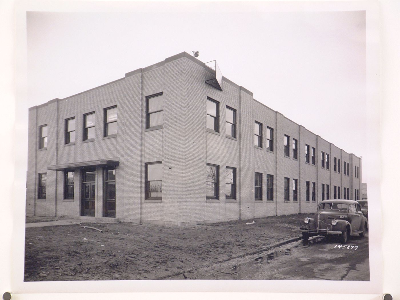 View of the principal and lateral façades of the Personnel Building, General Motors Corporation Truck and Coach division Pontiac Plant, Pontiac, Michigan