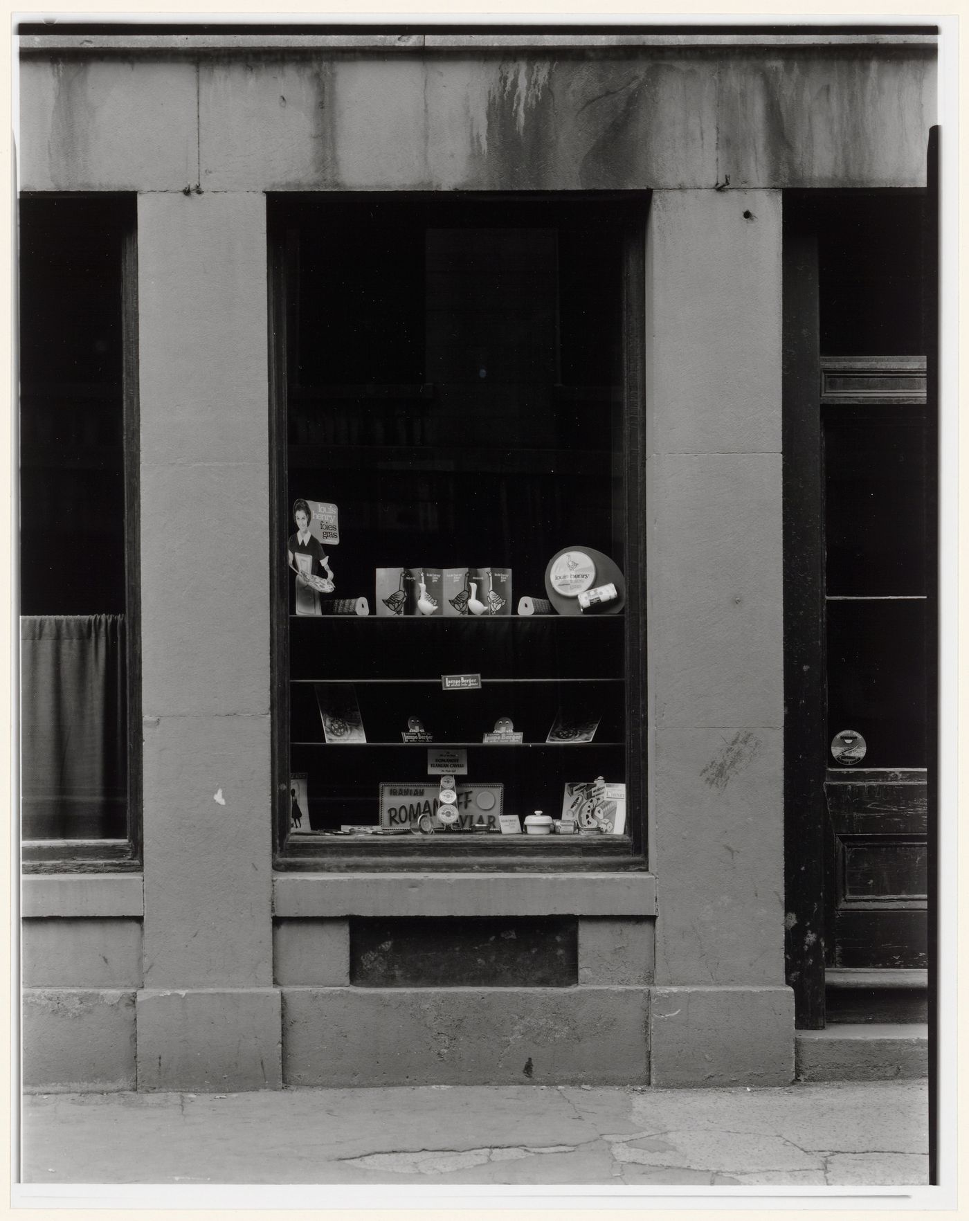 View of a display window of Henri Jonas Essences Culinaires, 139 rue Saint-Paul Ouest, Montréal, Québec