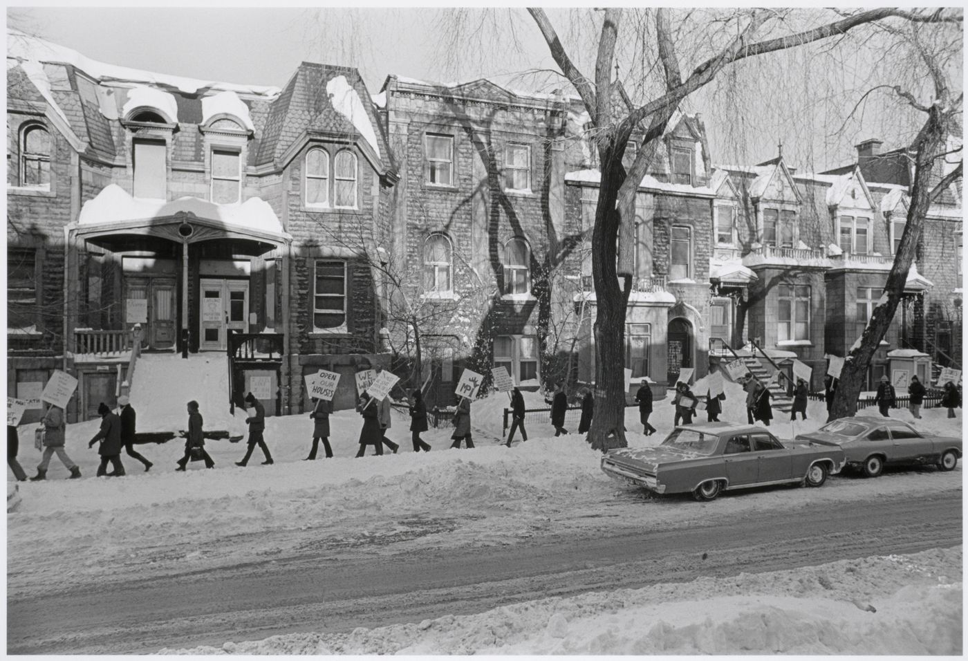 Milton Park Citizen's Committee demonstration in front of closed houses on Hutchison Street, Montréal, Québec