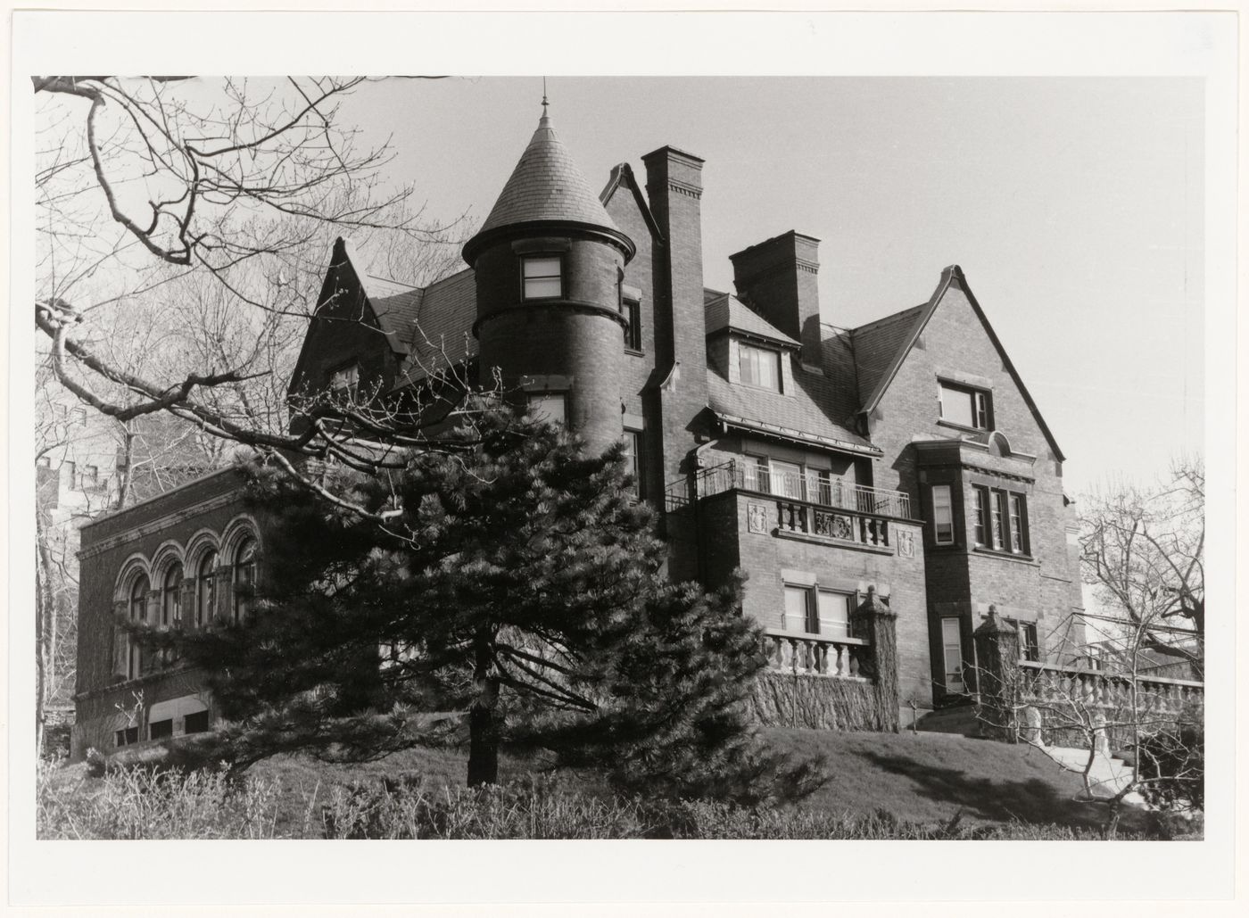 View of the principal and lateral façades of a mansion, 15 Belvedere, Westmount, Québec