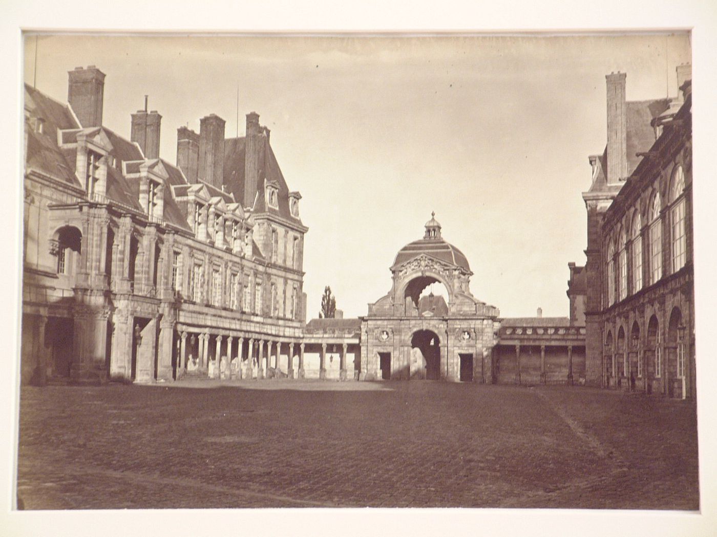 Chateau de Fontainbleau, cour ovale, vue d'ensemble - Baptistere et Batiments lateraux