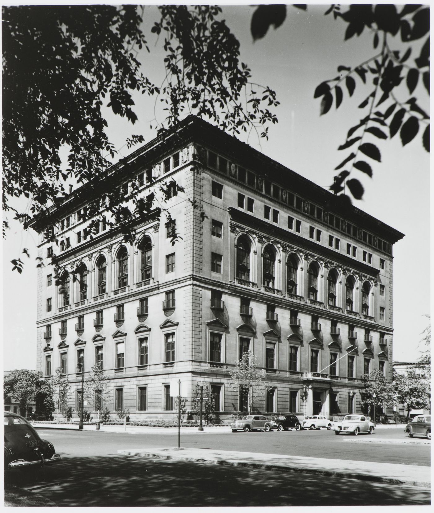 View of the principal and lateral façades of the Detroit Athletic Club, Detroit, Michigan