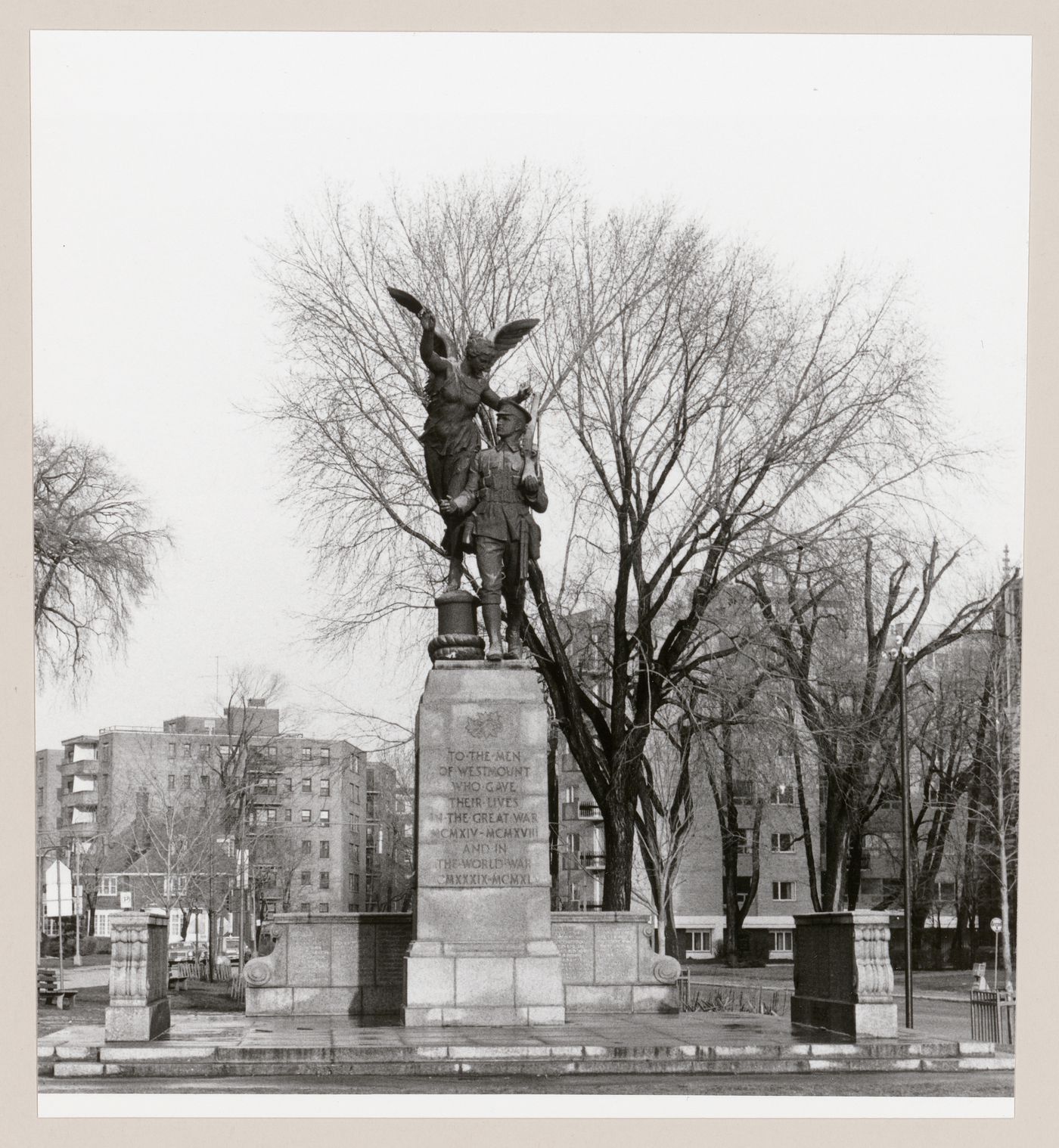 View of the war memorial commemorating World Wars I and II, between Sherbrooke Street and chemin de la Côte Saint-Antoine, Westmount, Québec