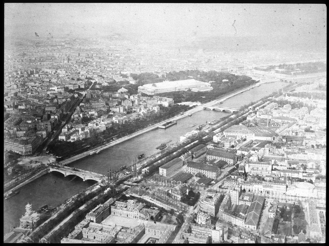 Panorama de Paris, Vue sur les Champs Elysees et Montmarte, prise de la Tour Eiffel