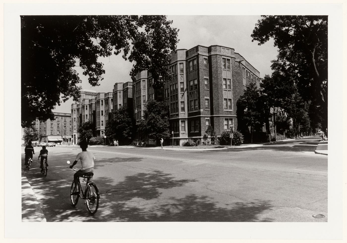 View of Stonehurst and Stonehenge Apartments, 4200-4250 Sherbrooke Street, Westmount, Québec