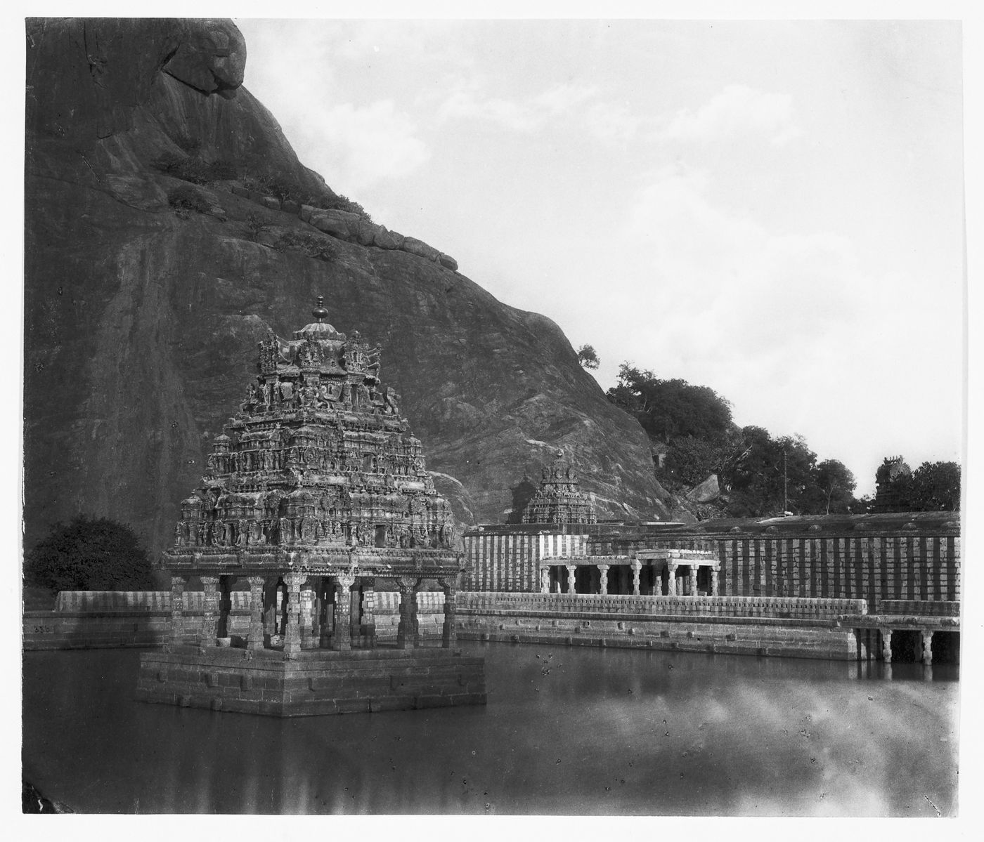 View of a rock, a water tank and a central pavilion with a hypostyle hall on its right, Kaloogoomulla (now Kalugumalai),  India