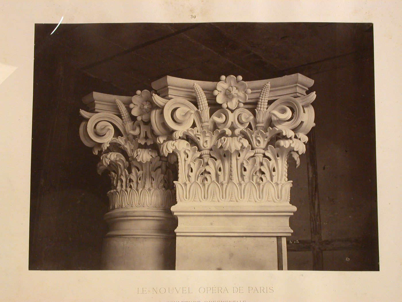 Chapiteau des colonnes et des pilastres de la salle