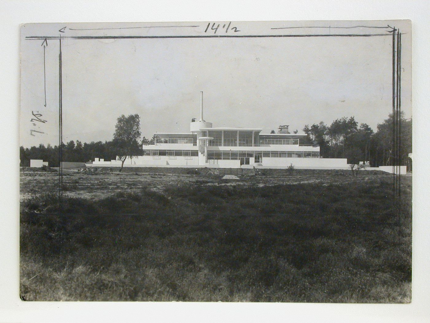 View of the south façade of the North Block of the Zonnestraal Sanatorium under construction, Loosdrechtse Bos 7, Hilversum, Netherlands