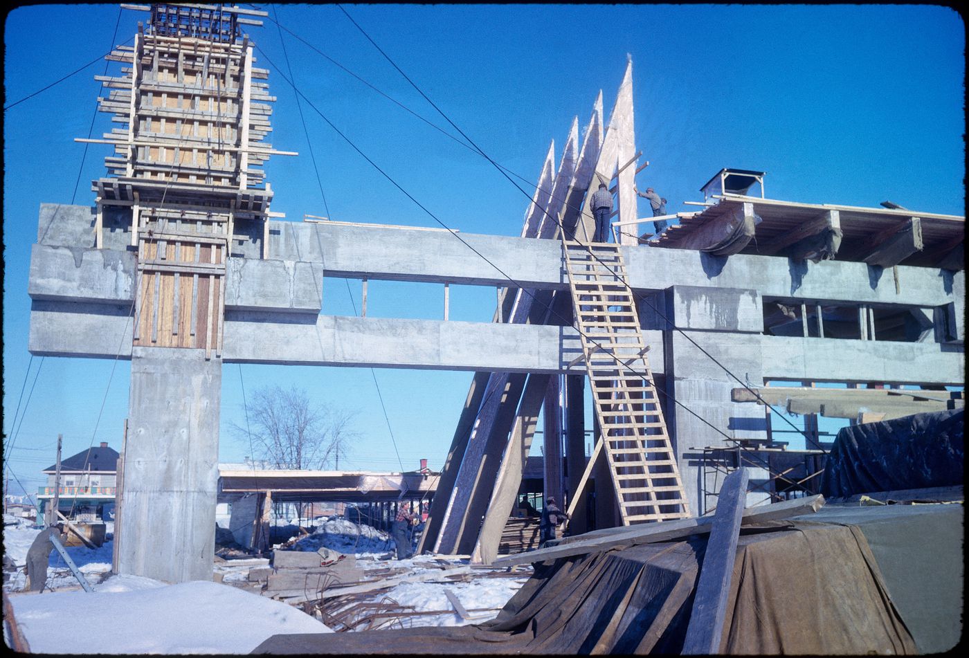 Vue de la construction de l'église et presbytère pour la paroisse Saint-Maurice, Laval, Québec