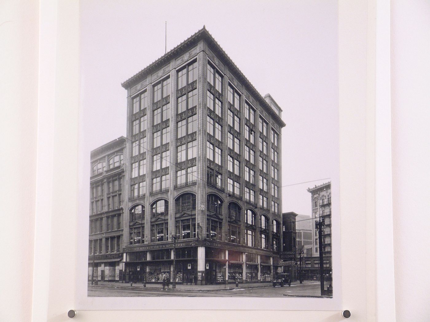 View of the principal and lateral façades of the Siegel Building (also known as the Woodward Building [?]) showing the S.S. Kresge Co. 5 & 10 c. Store, Woodward and Clifford Streets, Detroit, Michigan