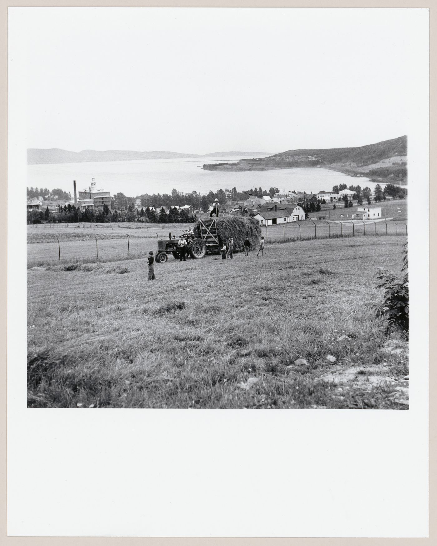 Le temps des foins avec le village de Percé au loin, Gaspésie, Québec