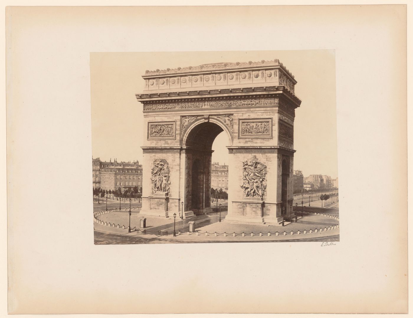 View of l'Arc de Triomphe, Paris, France
