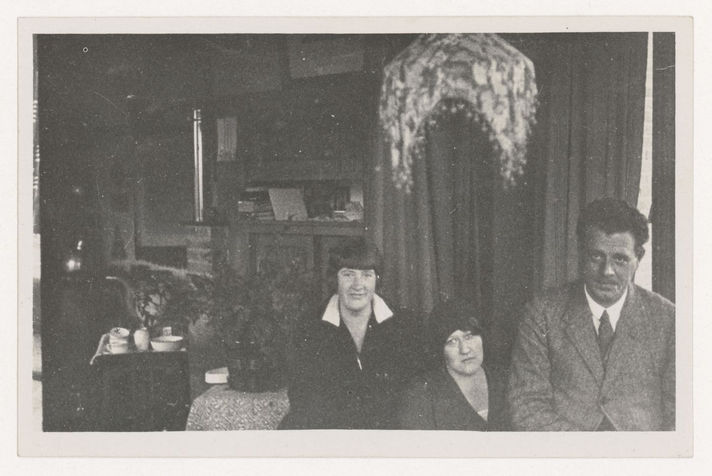 Portrait of J.J.P. Oud, his wife and possibly Helena Syrkus, Kijkduin, The Hague, Netherlands; verso: Letter from Helena Syrkus to Miss Annie, 27 March 1929