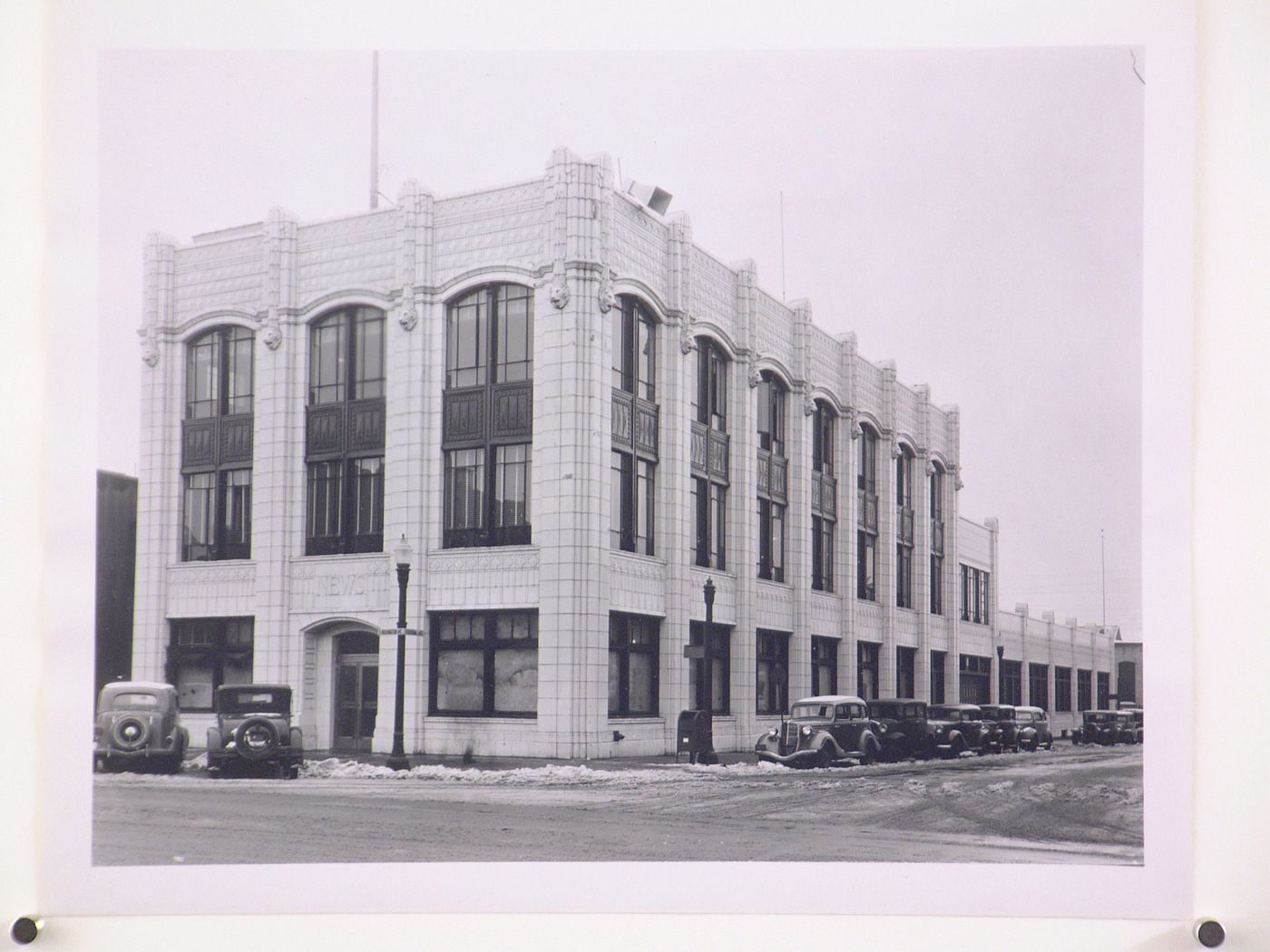 View of the principal and lateral façades of the Saginaw News Building, South Washington and Federal Avenues, Saginaw, Michigan