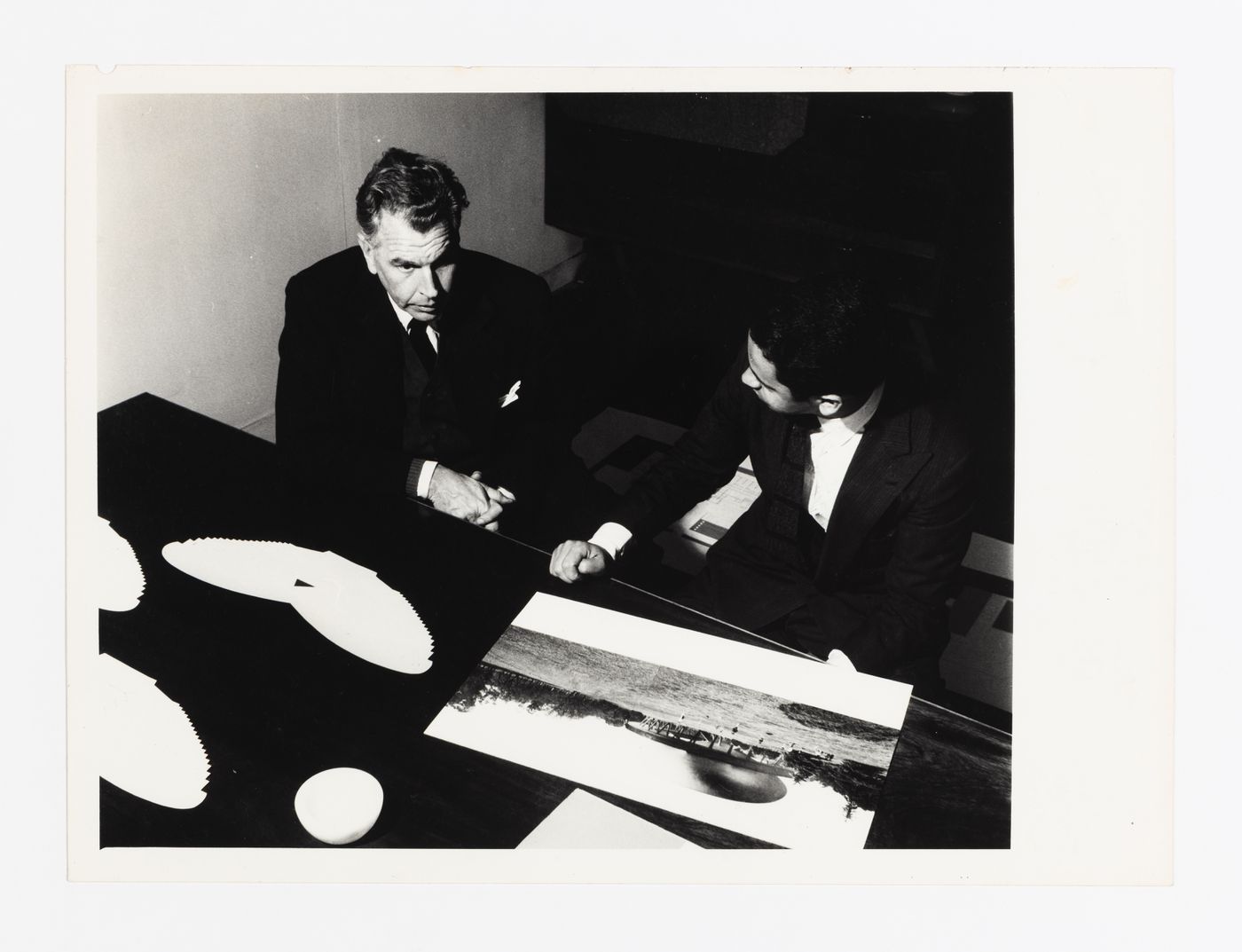 Photograph of Amancio Wiliams and J. Mauricio looking at drawing of Sala para el espectàculo plàstico y el sonido en el espacio