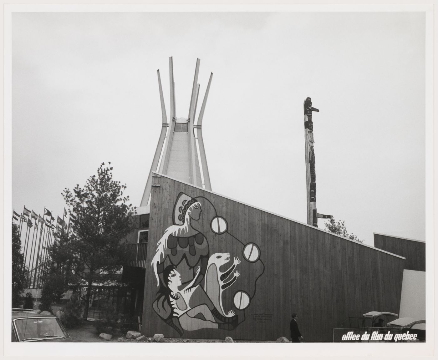 View of the Indians of Canada Pavilion with the Totem Kwakiutl created by Tony and Henry Hunt, Expo 67, Montréal, Québec