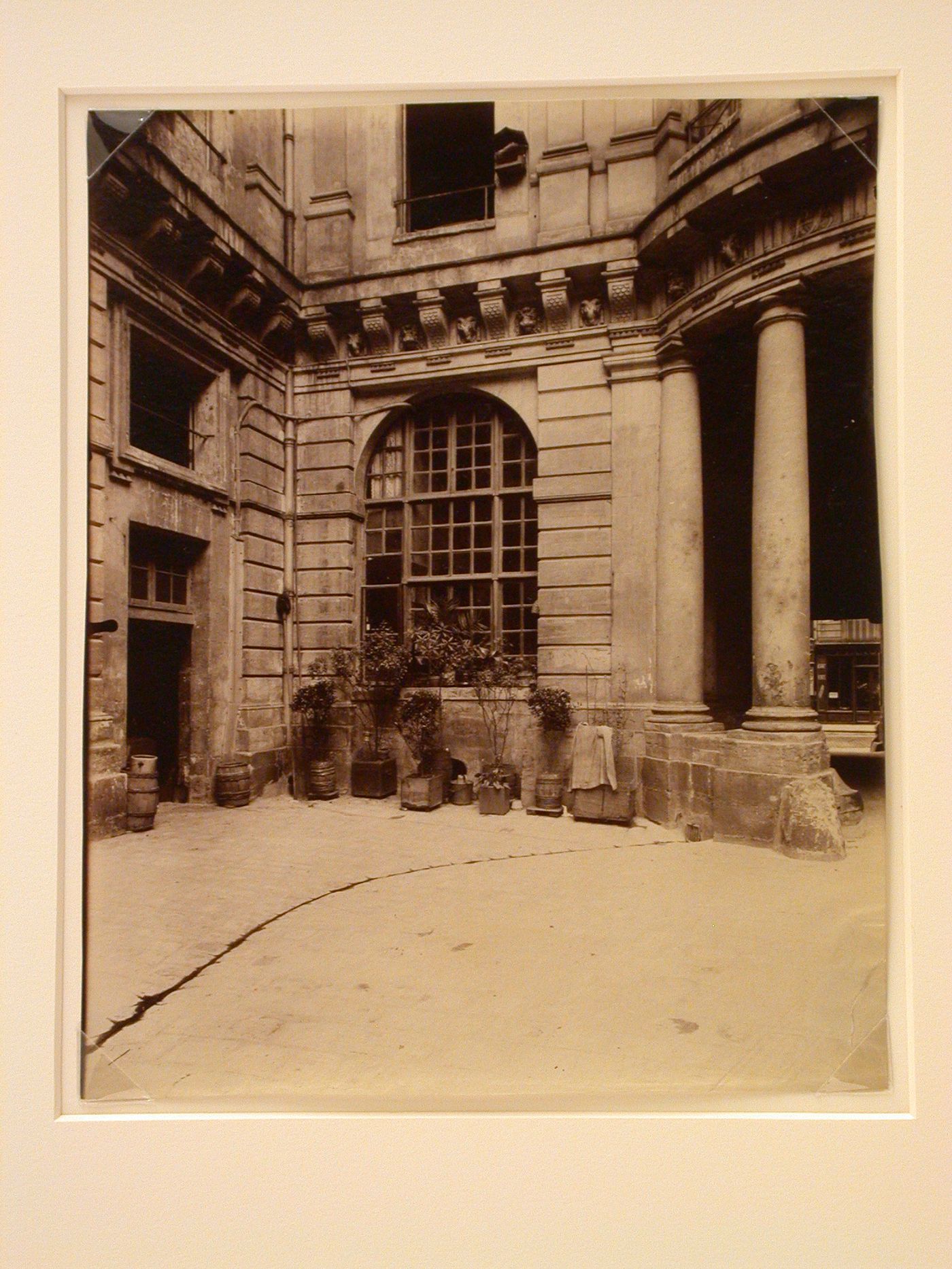 Hôtel de Beauvais: Corner of courtyard showing part of entrance to street, Paris, France