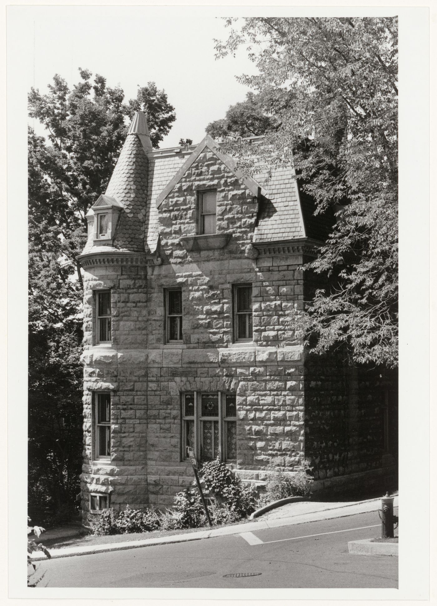 View of the lateral façade of Cloverley, 62 Rosemount Avenue, Westmount, Québec