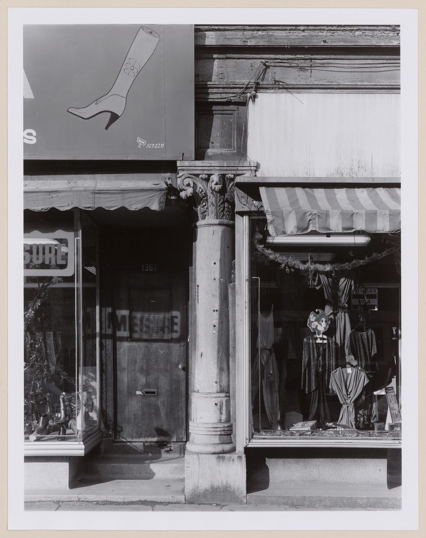 View of a wooden Corinthian column flanked by store display windows, Édifice Barsalou, 1359-1389 rue Sainte-Catherine Est, Montréal, Québec