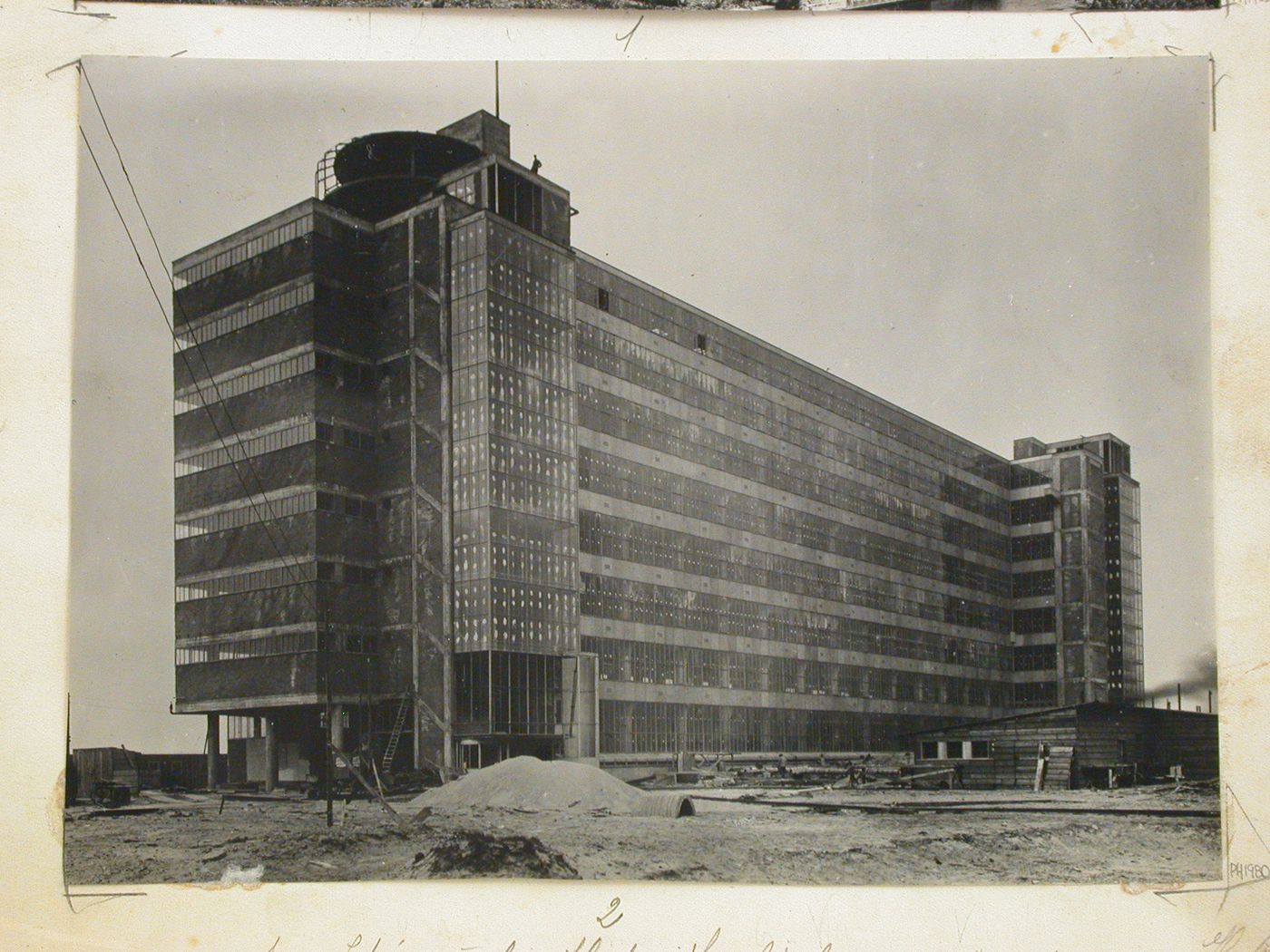 Fabrique à Rotterdam. J.A. Brinkman et L.C. Van der Vlugt architectes