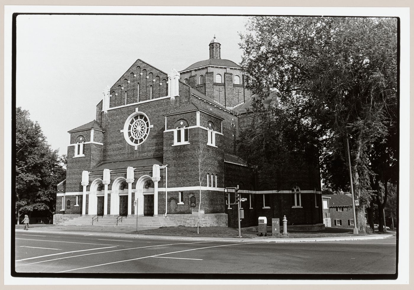 View of the principal façade of Seventh Day Adventist Church (formerly Stanley Presbyterian Church), 571 Victoria Avenue, Westmount, Québec