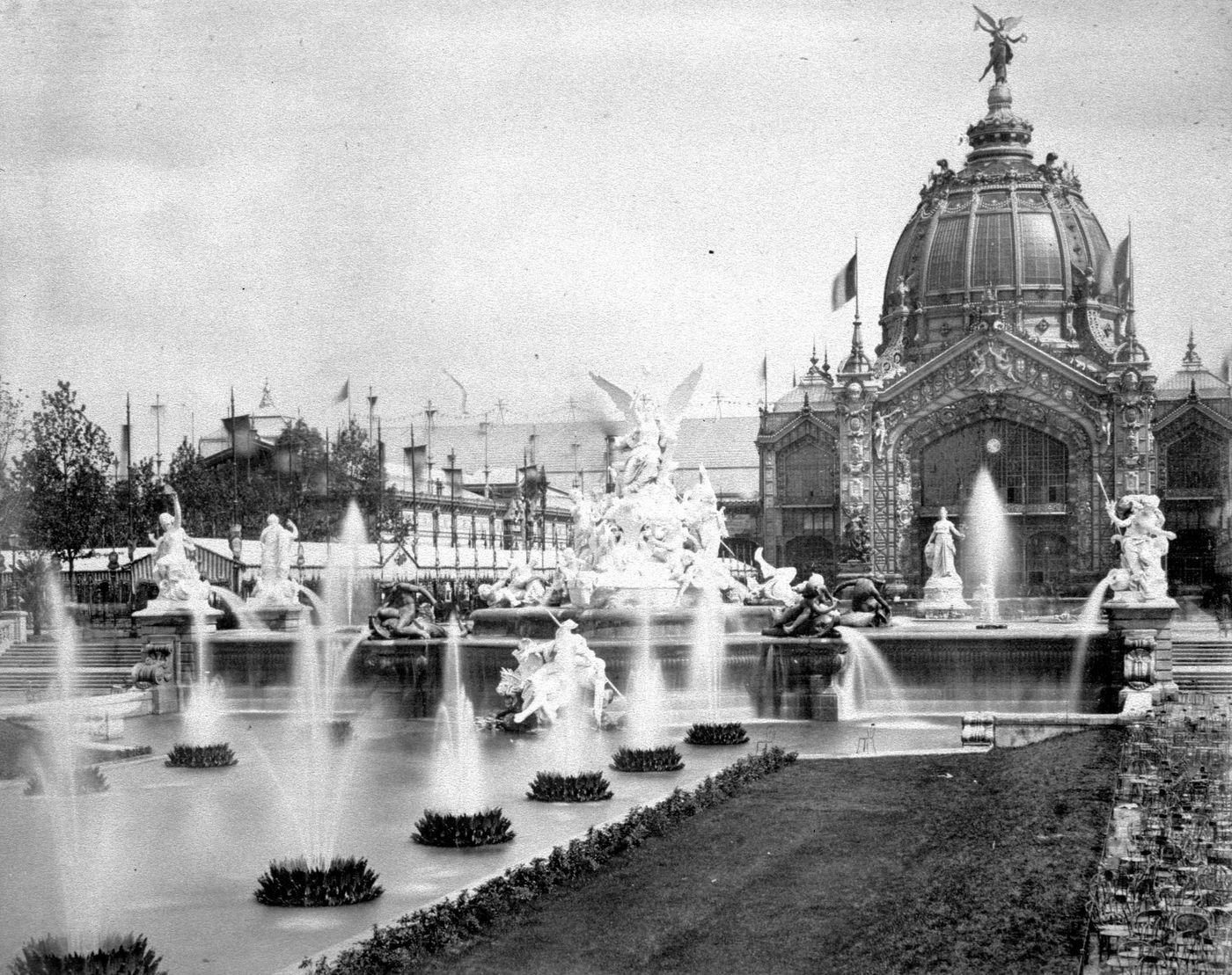 Exposition universelle de 1889 (Paris, France): View of fountain and domed building
