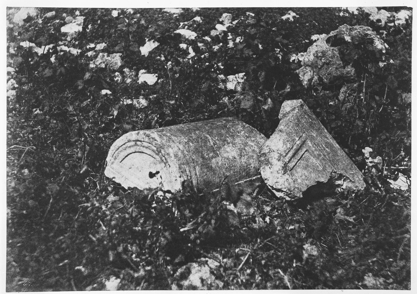 Jérusalem tombeau des rois de Juda Couvercle d'un Sarcophage, et fragment d'une porte en pier,