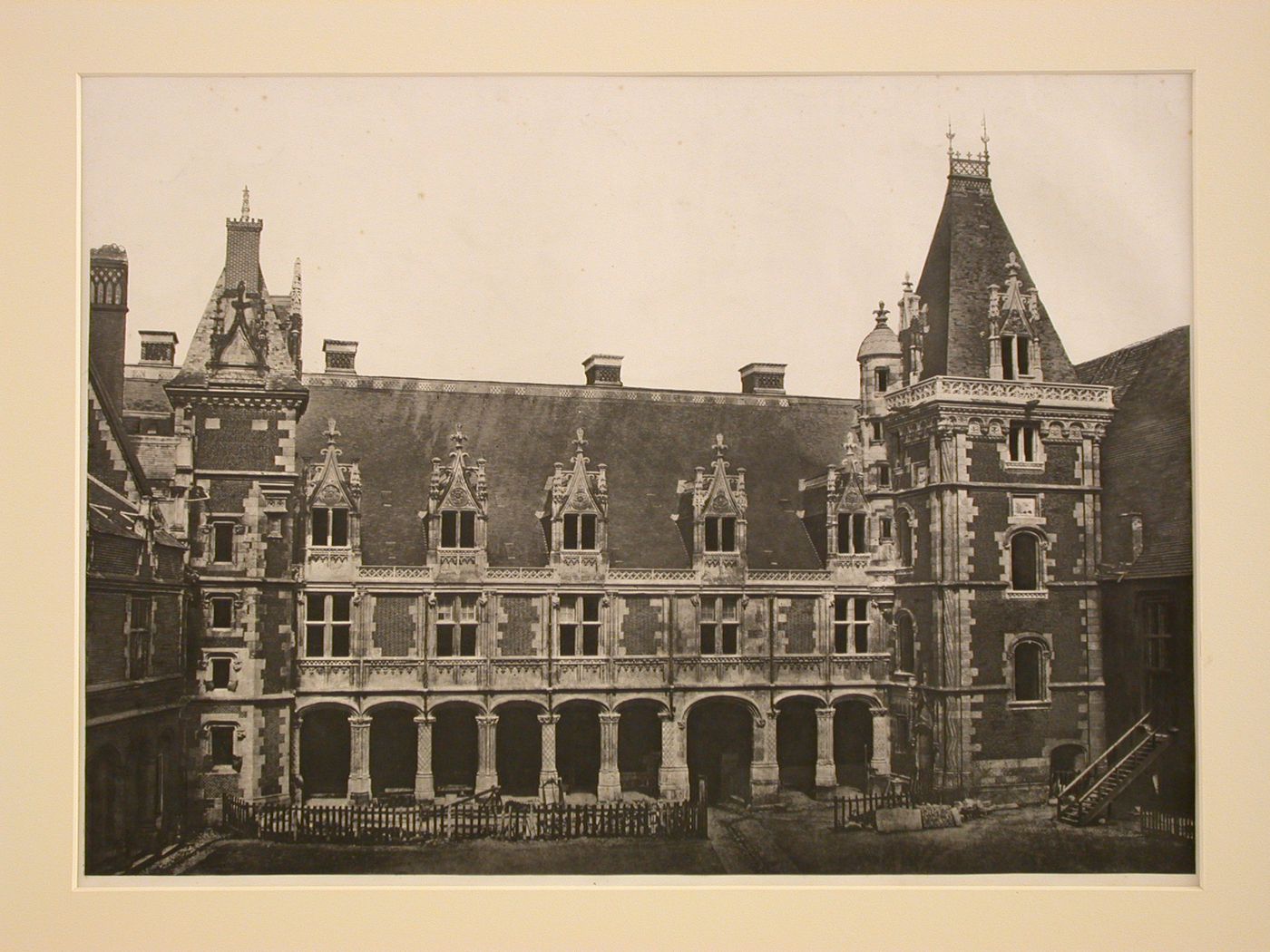 Chateau de Blois. (Facade sur la Cour)