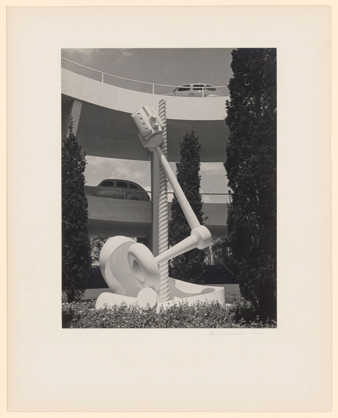 New York World's Fair (1939-1940): Ford Garden Court, "Chassis Fountain" in foreground, Road of Tommorrow with cars in background