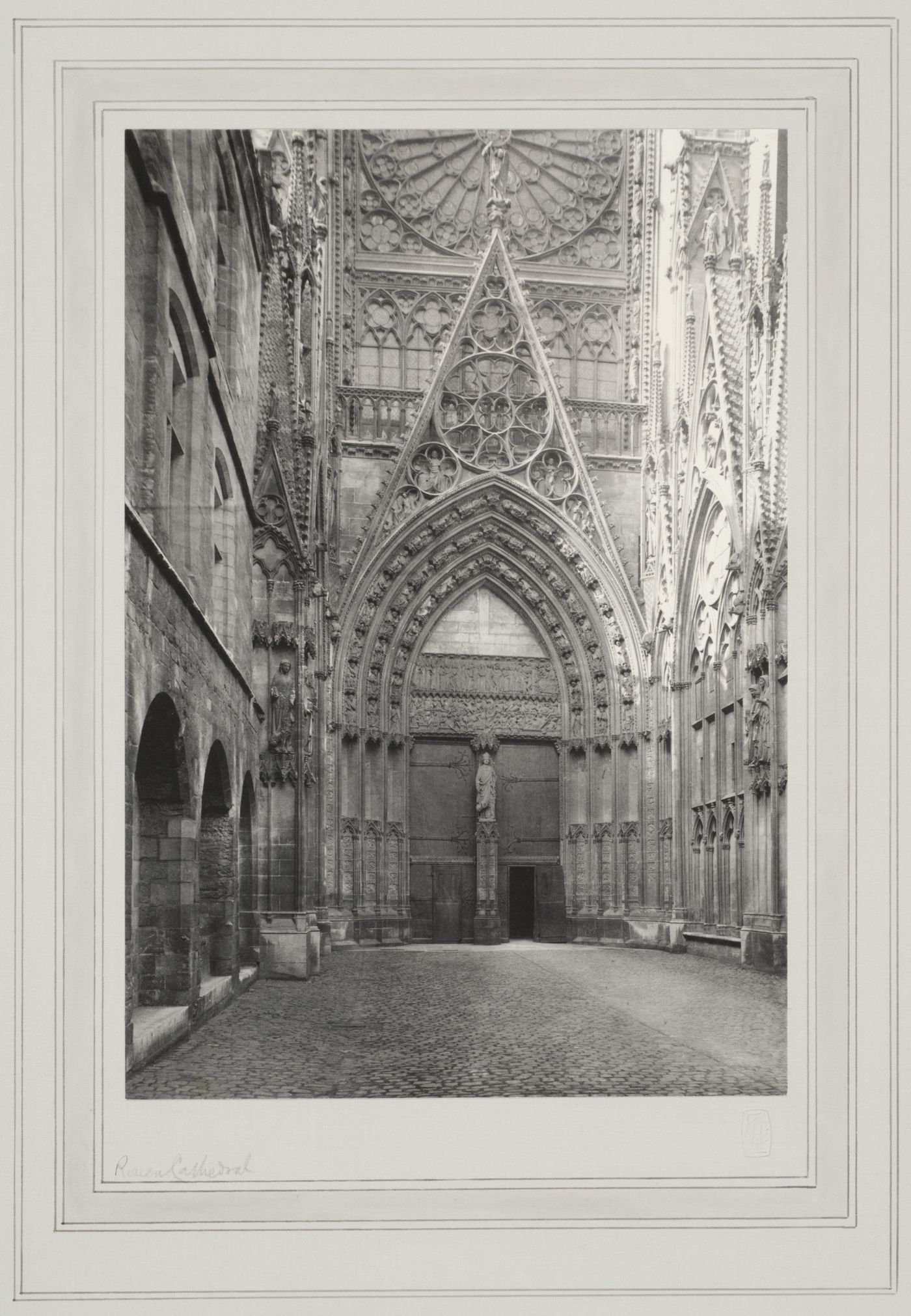 View of the "cour des Libraires" and the "portail des Libraires", Cathédrale Notre-Dame, Rouen, France