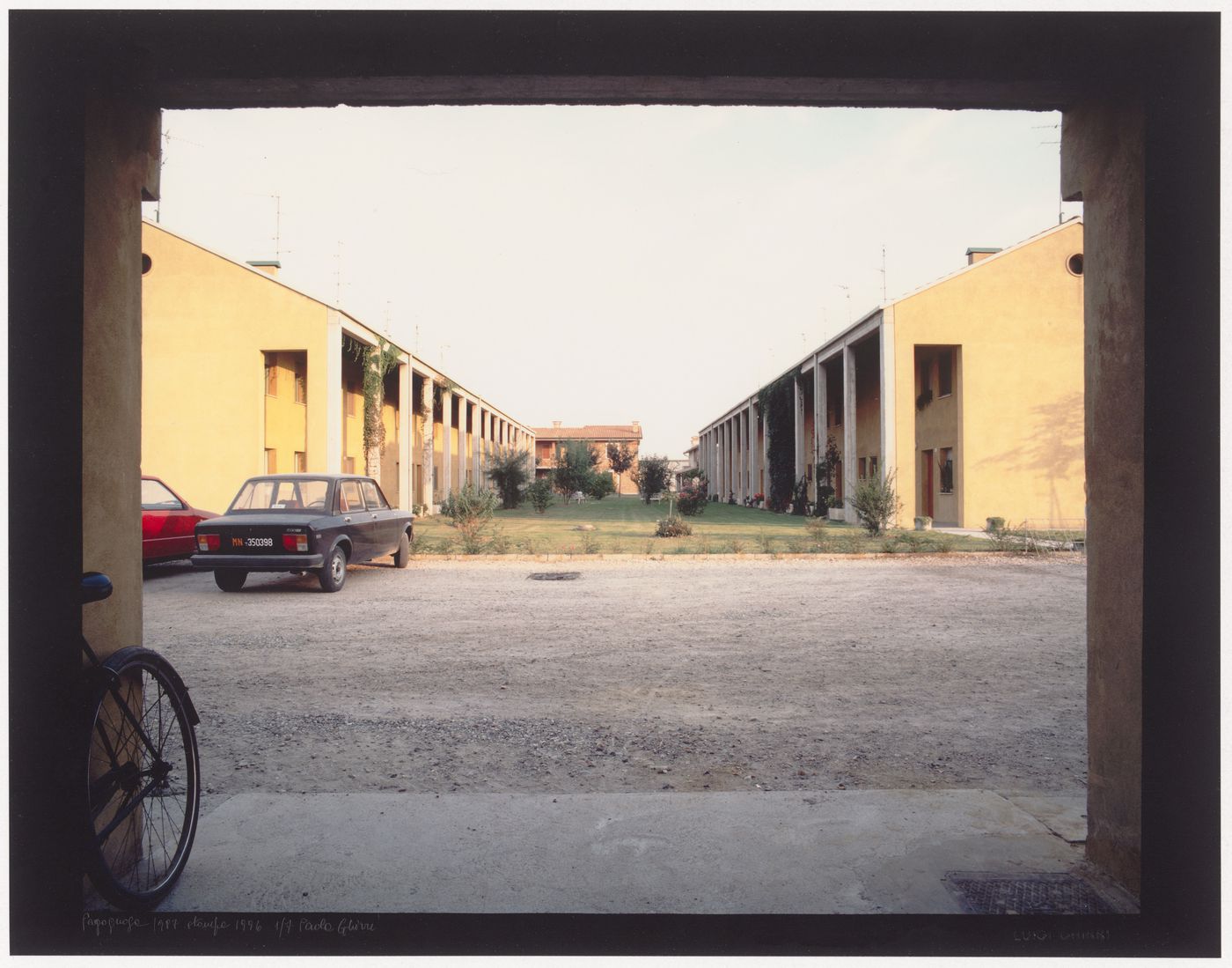 Single-family housing, Pegognaga, 1979: The porticos and the courtyard between the two blocks