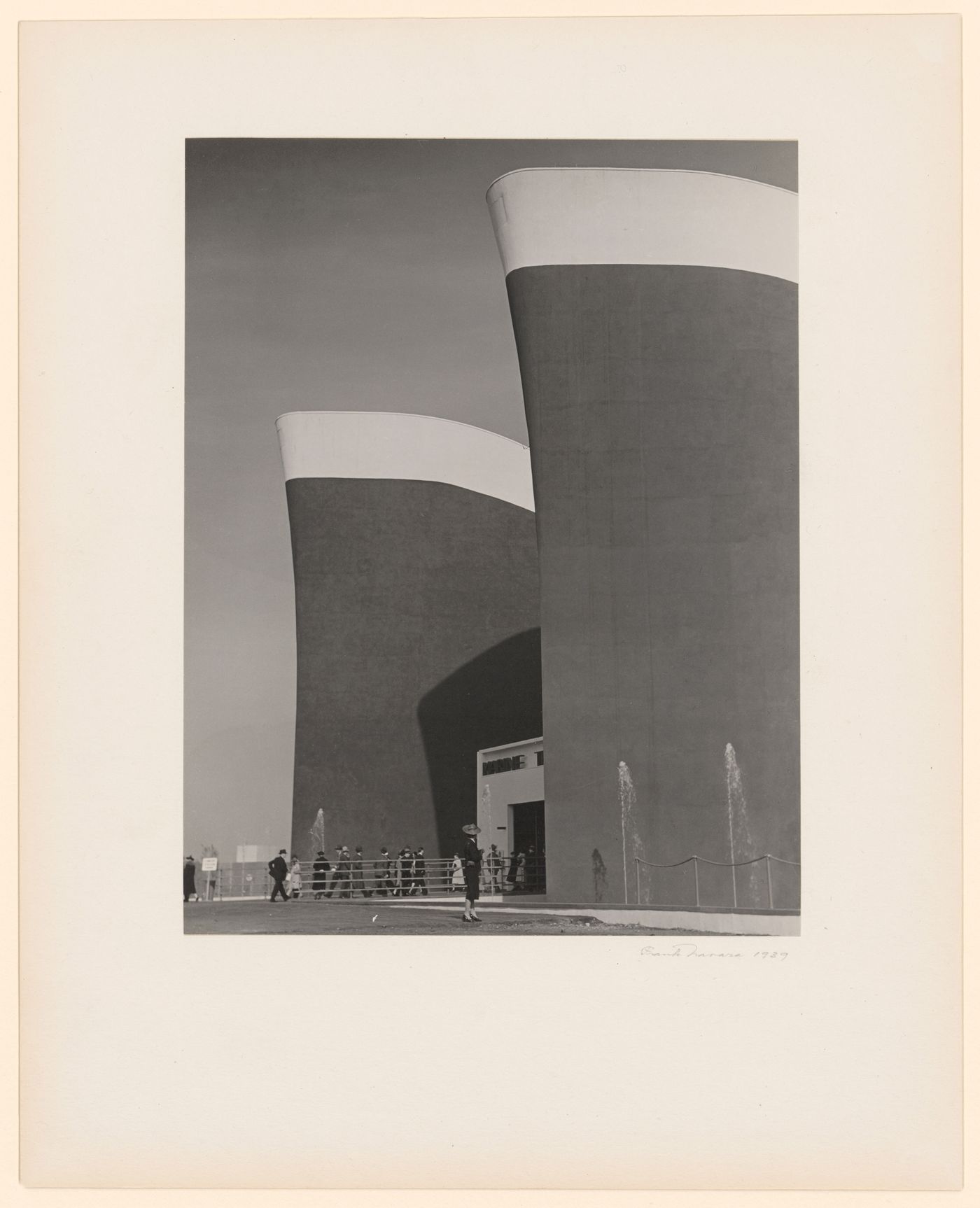 New York World's Fair (1939-1940): Two prows at front façade of Marine Transportation Building