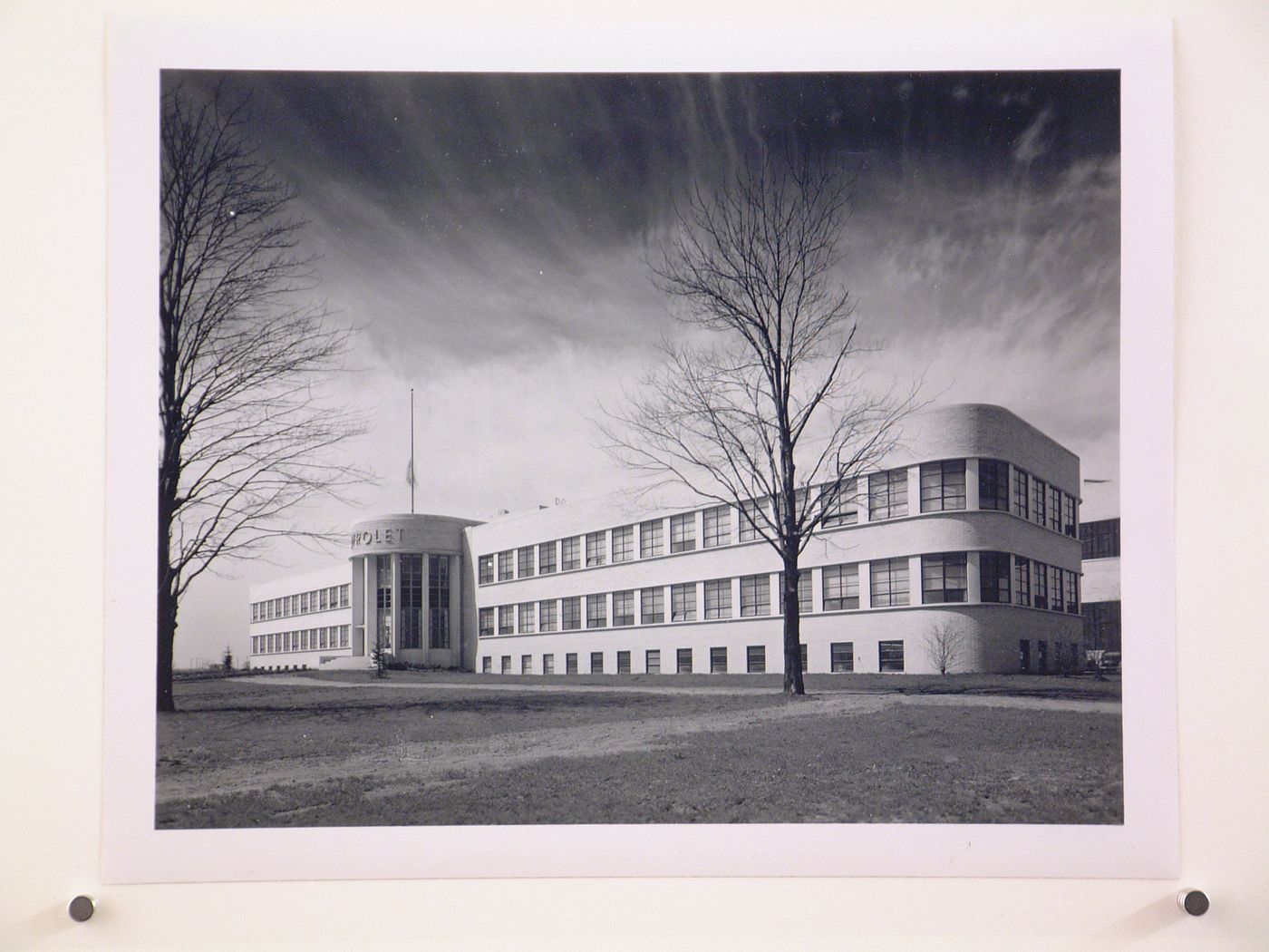 View of the principal and lateral façades of the Administration Building, General Motors Corporation Chevrolet division Automobile Assembly Plant, Flint, Michigan