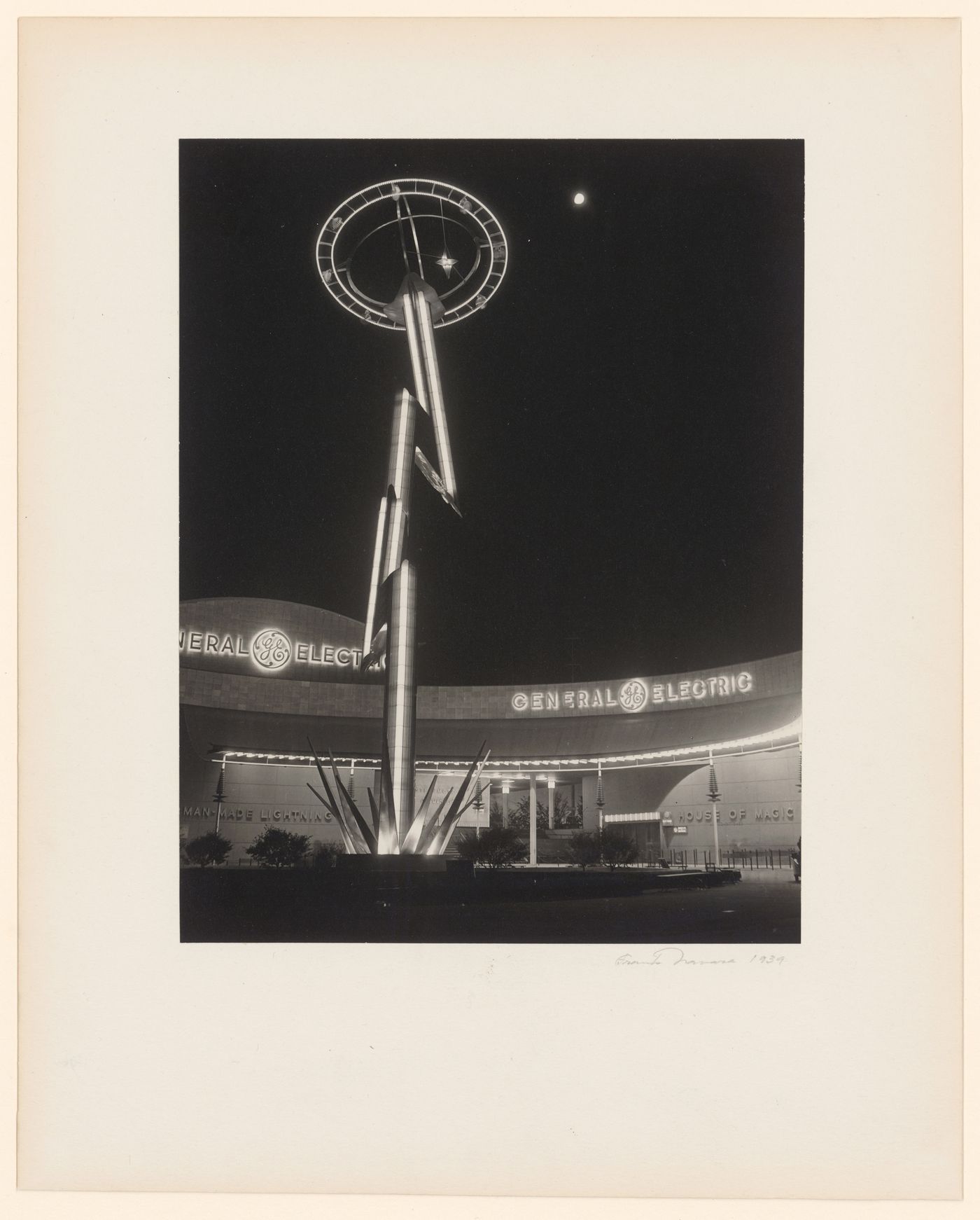 New York World's Fair (1939-1940): Night frontal view of General Electric Building