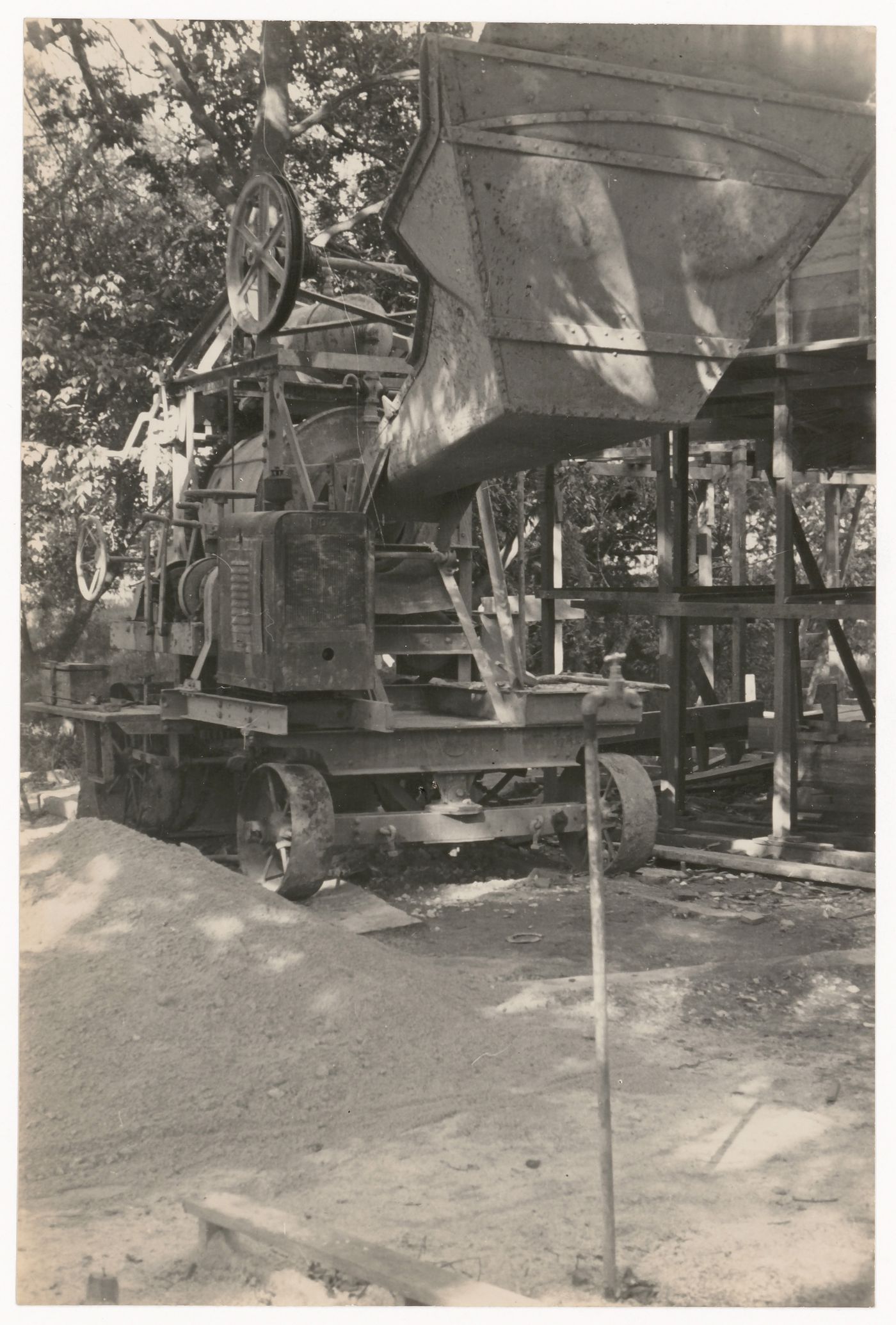 Photograph of machinery on the construction site for Casa sobre el arroyo, Mar del Plata, Argentina