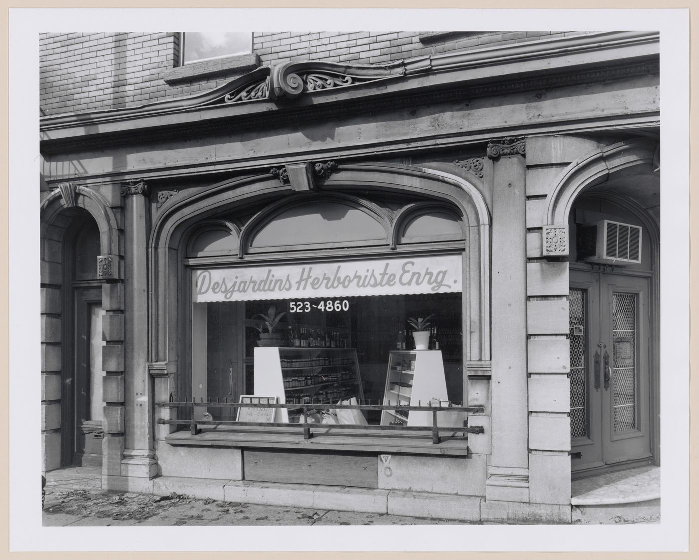 View of the display window and main entrance of Desjardins Herboriste Enrg., Édifice Lescadre, 3303 rue Sainte-Catherine Est, Montréal, Québec