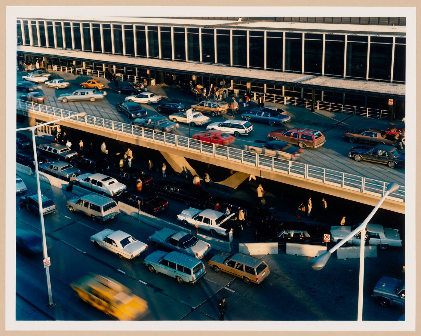 ORD: O’Hare Airfield: View of traffic outside Terminal 3, O'Hare International Airport, Chicago, Illinois