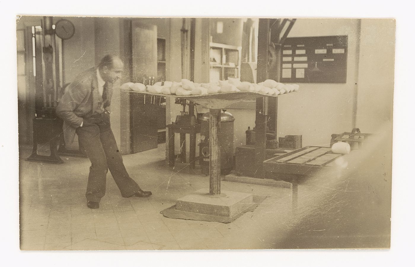 Photograph of an unidentified man doing weight support tests for Una nueva bóveda cáscara, Córdoba, Argentina