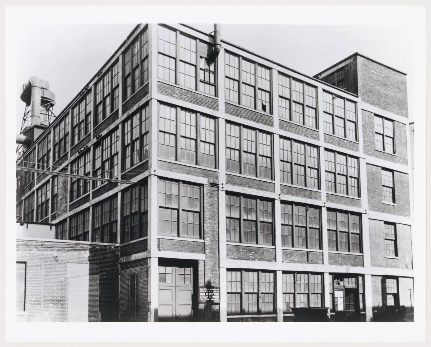 View of the principal [?] and lateral façades of Assembly Building No. 10, Packard Motor Car Company Assembly Plant (now abandoned), East Grand Boulevard, Detroit, Michigan