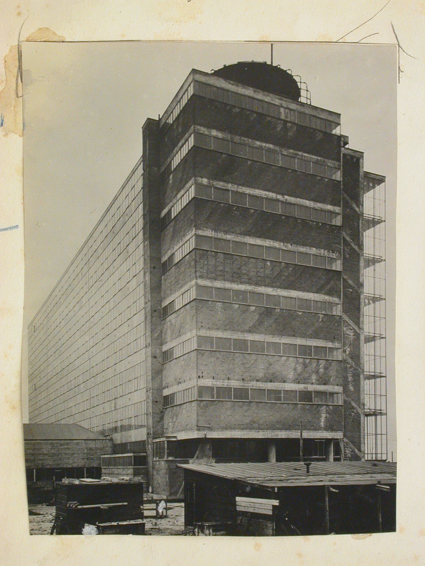 Fabrique à Rotterdam. Hollande. J.A. Brinkman et Van der Vlugt ...