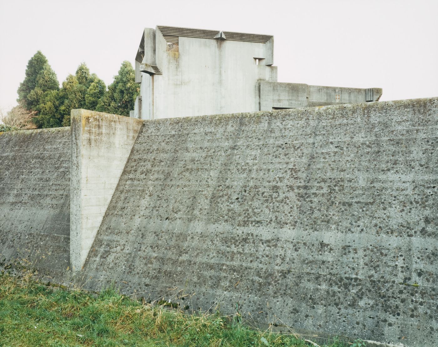 View of the perimeter wall and chapel, Cimitero Brion, San Vito d'Altivole, near Asolo, Italy