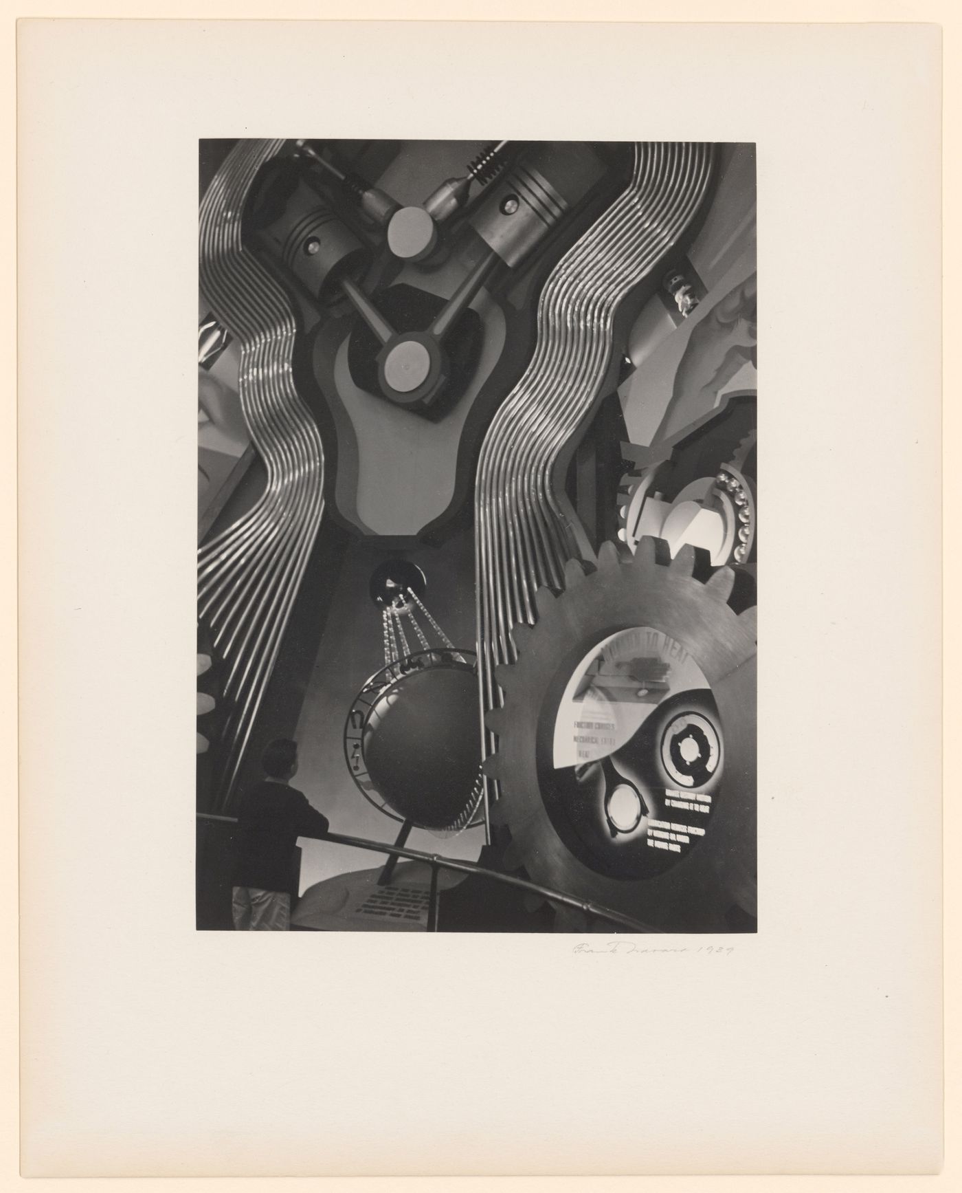 New York World's Fair (1939-1940): Visitor looking at mechanical exhibit